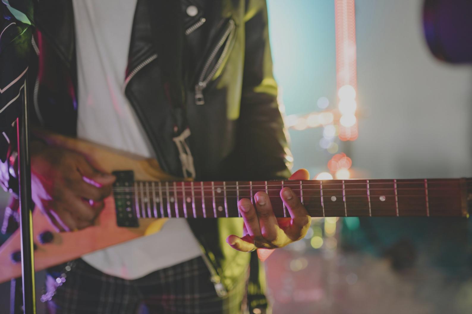 Studio di produzione musicale moderno con strumentazione professionale